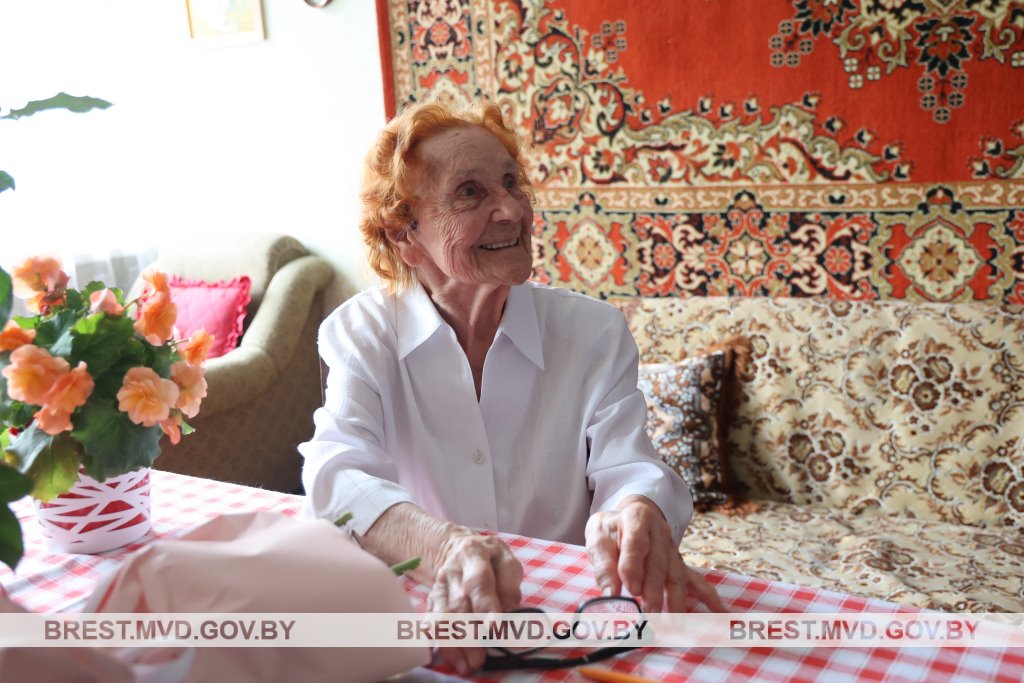 Новый паспорт в 100-летний юбилей вручили жительнице Бреста