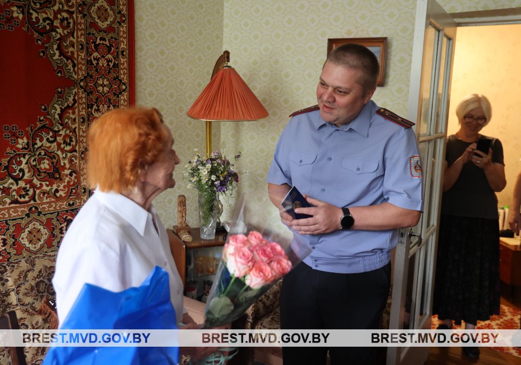 Новый паспорт в 100-летний юбилей вручили жительнице Бреста