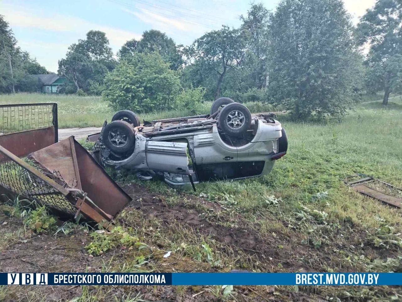 В Ляховичском районе пьяный 17-летний бесправник взял авто у отчима и перевернул его