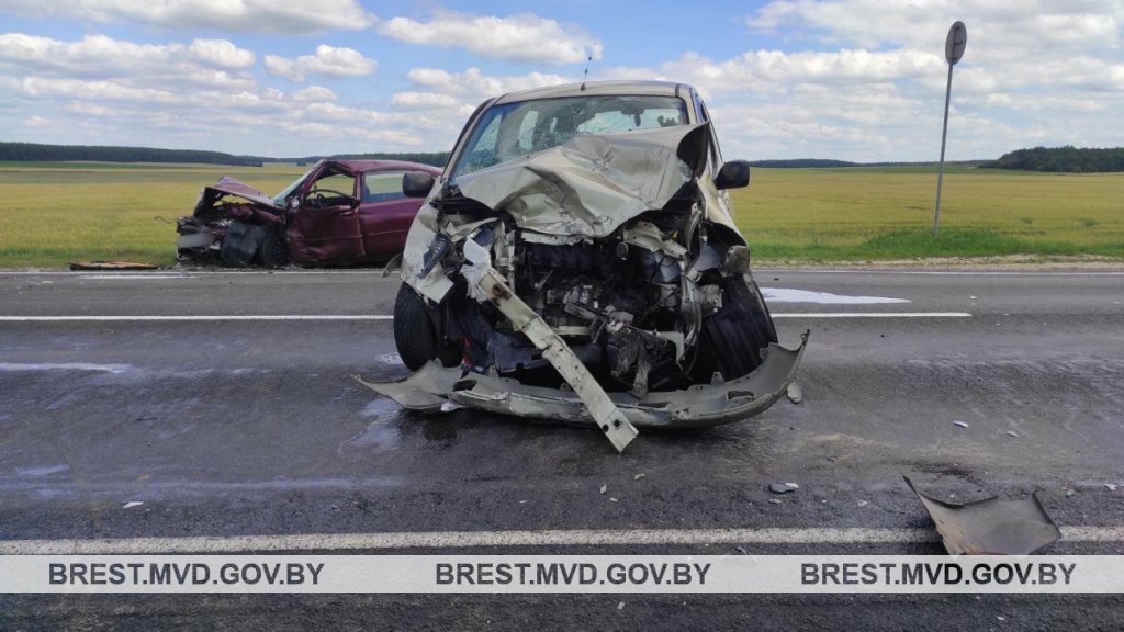 В Каменецком районе произошло жесткое ДТП. Водитель Mazda в больнице