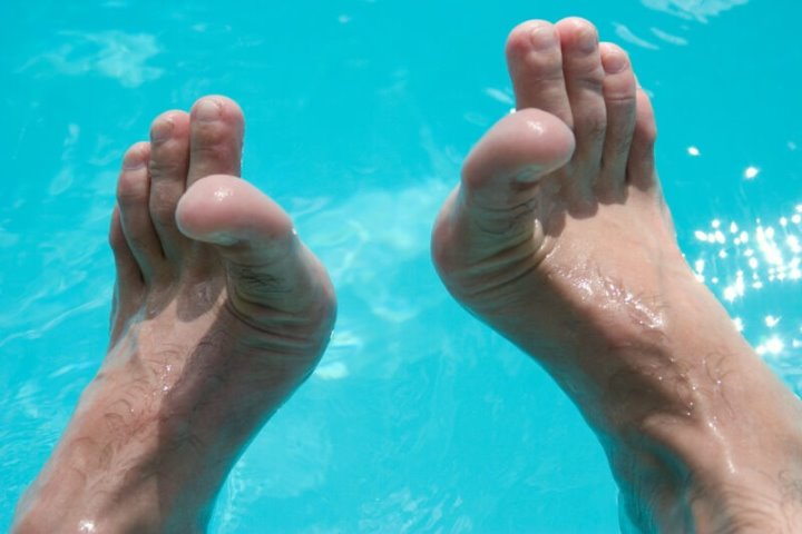 Если во время плавания свела судорога – вот что советуют делать спасатели