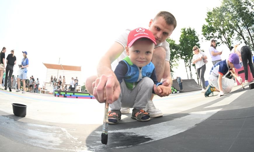 Около 200 гостей фестиваля «Вытокі» украсили скейт-роллер парк в Пружанах