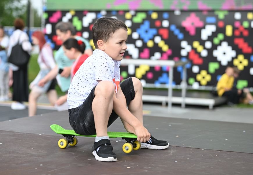 Около 200 гостей фестиваля «Вытокі» украсили скейт-роллер парк в Пружанах