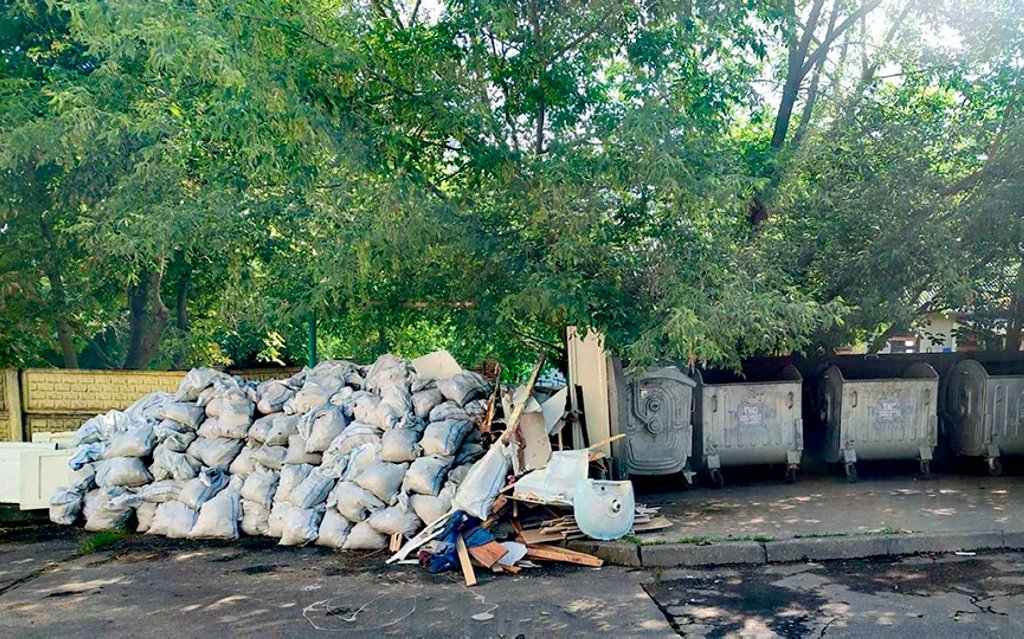 Работники ЖКХ нашли тех, кто выбросил гору строительного мусора в Барановичах