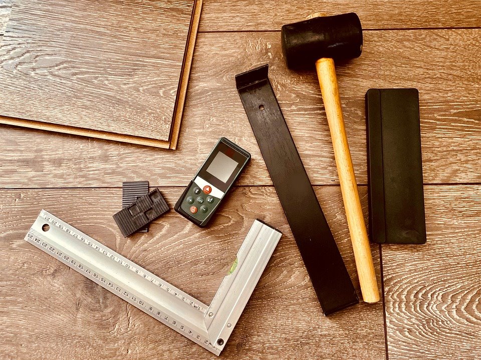 Постелил ламинат на деревянный пол и получил иск от соседа из-за шума. Чем закончилось?