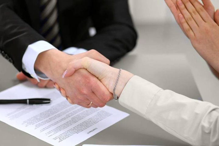 Может ли начальник продлить контракт с работником всего на два месяца, рассказали в Минтруда