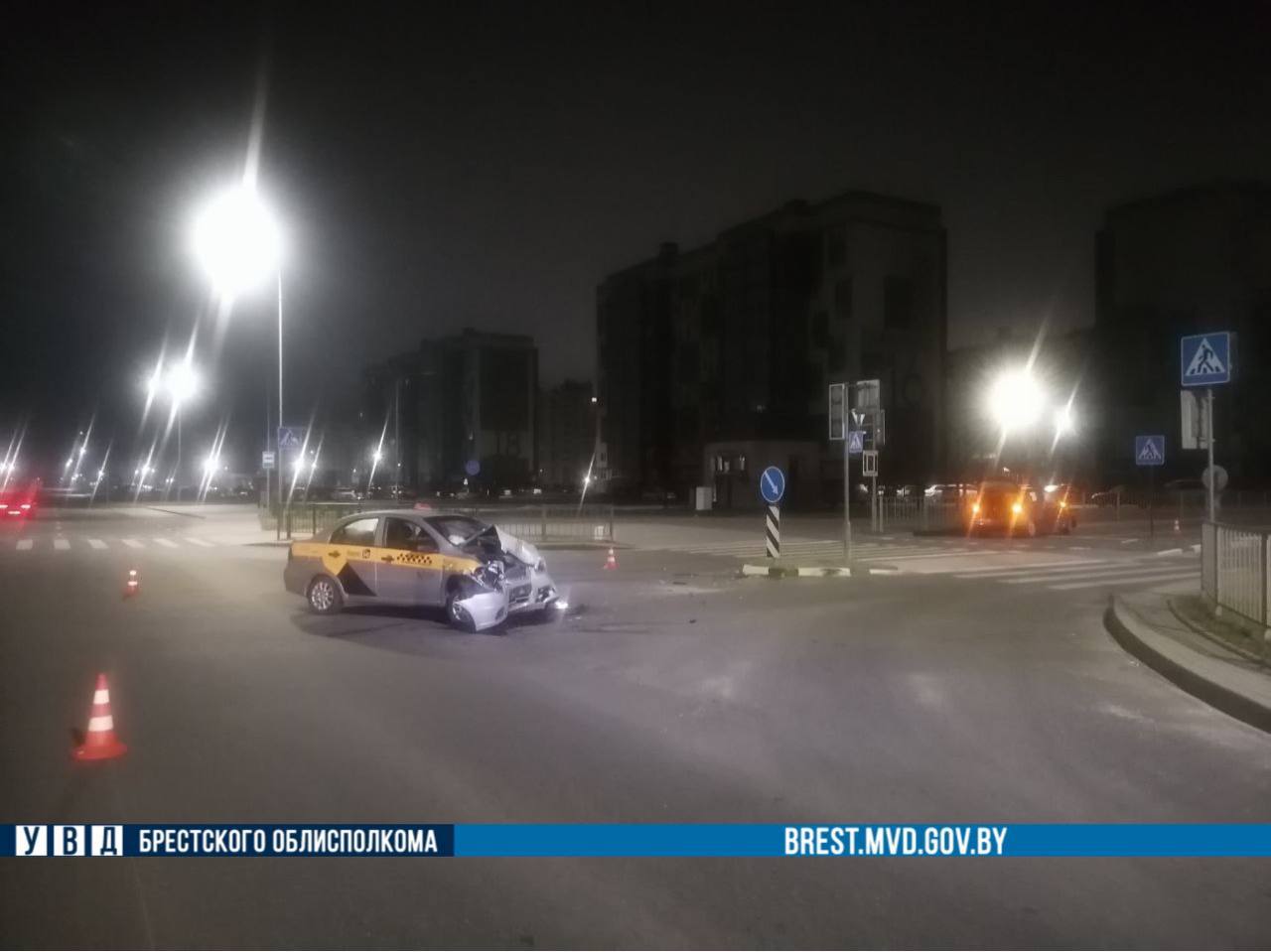 Ночью в Бресте такси попало в ДТП