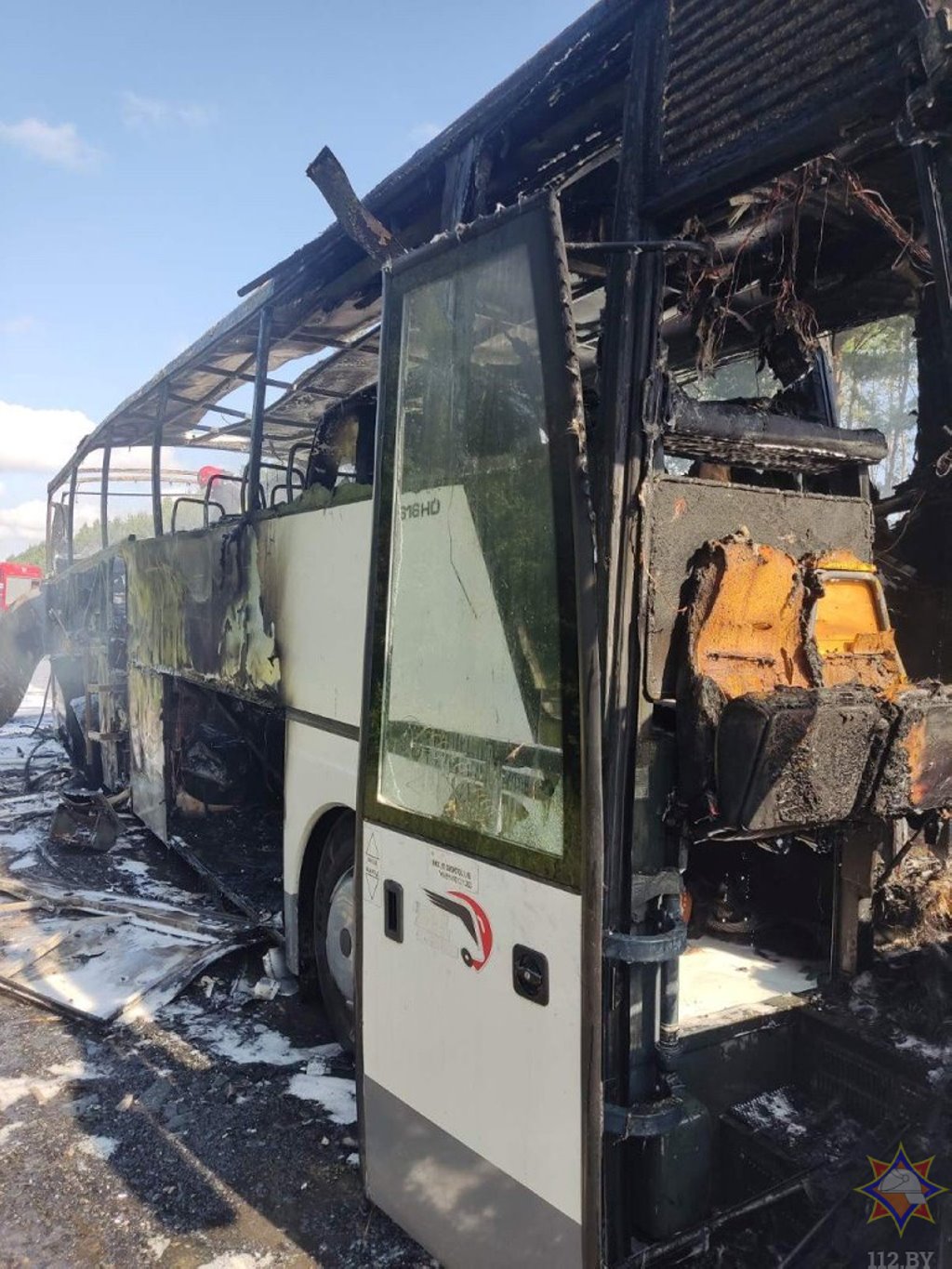 В МЧС показали видео горящего под Лунинцем автобуса и момент тушения пожара