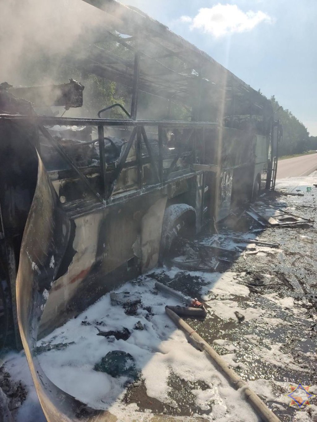 В МЧС показали видео горящего под Лунинцем автобуса и момент тушения пожара