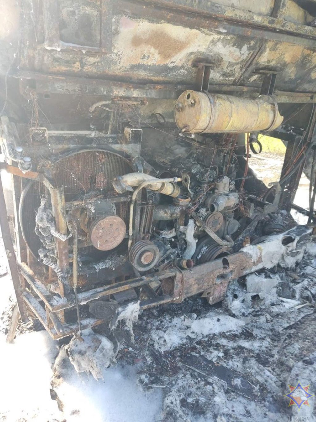 В МЧС показали видео горящего под Лунинцем автобуса и момент тушения пожара