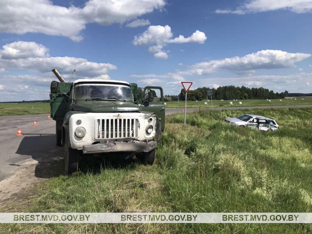 Audi и ГАЗ столкнулись в Берёзе. Вот как всё было
