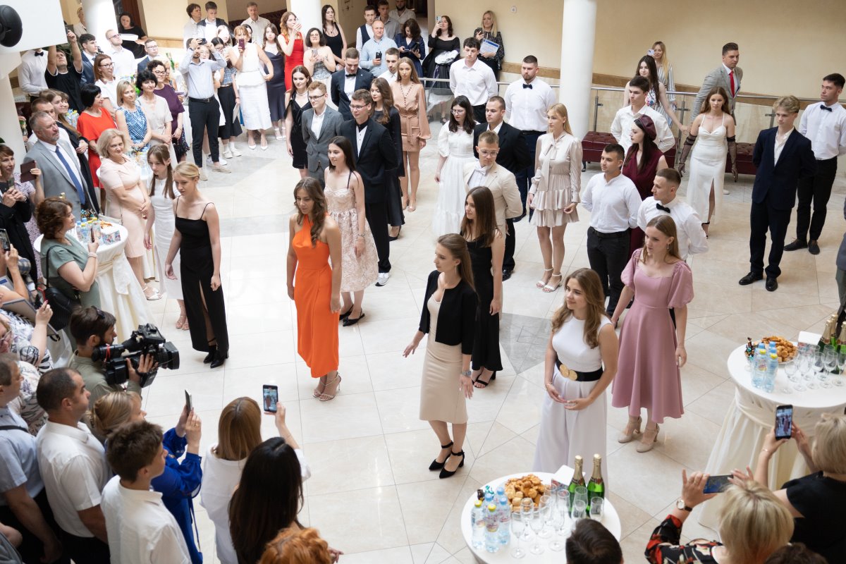 В Бресте для лучших студентов БрГТУ в театре кукол состоялся выпускной бал