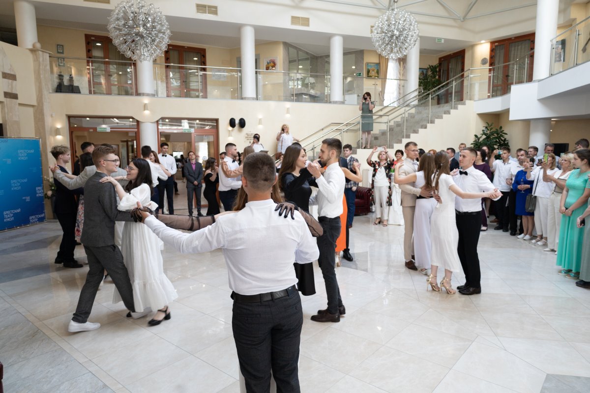 В Бресте для лучших студентов БрГТУ в театре кукол состоялся выпускной бал