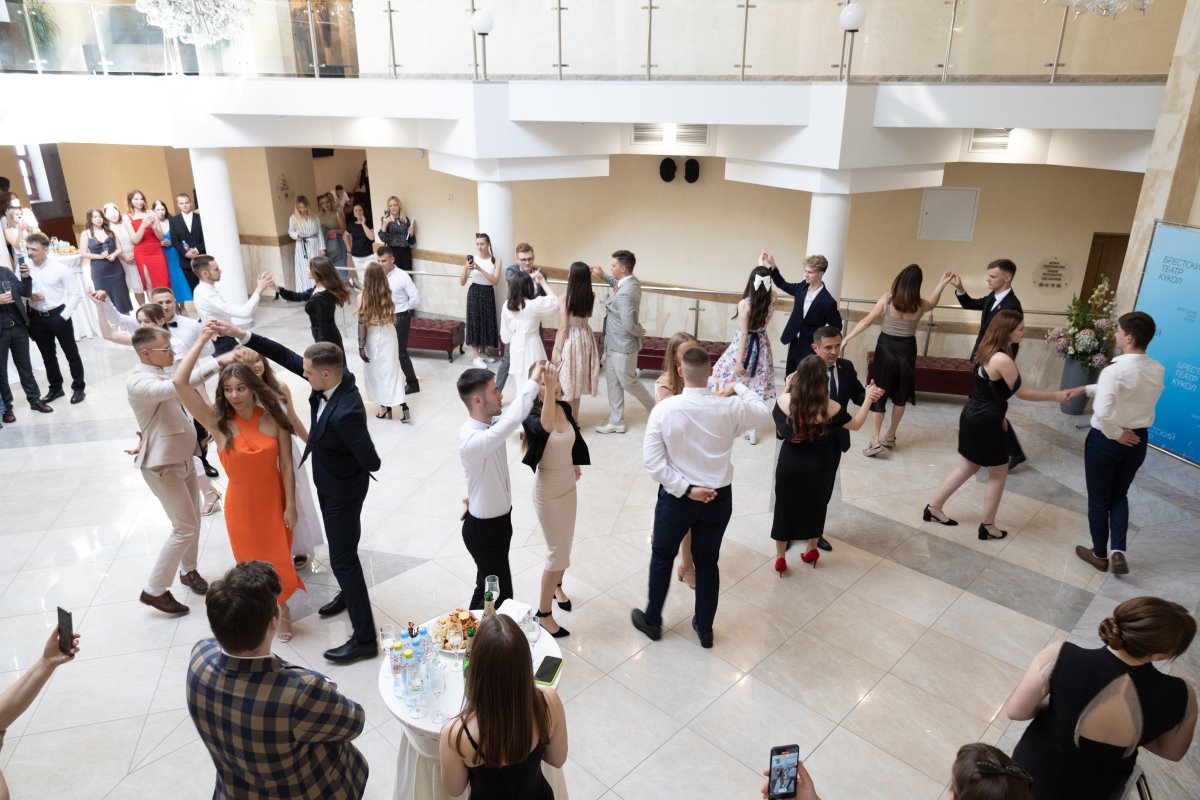 В Бресте для лучших студентов БрГТУ в театре кукол состоялся выпускной бал