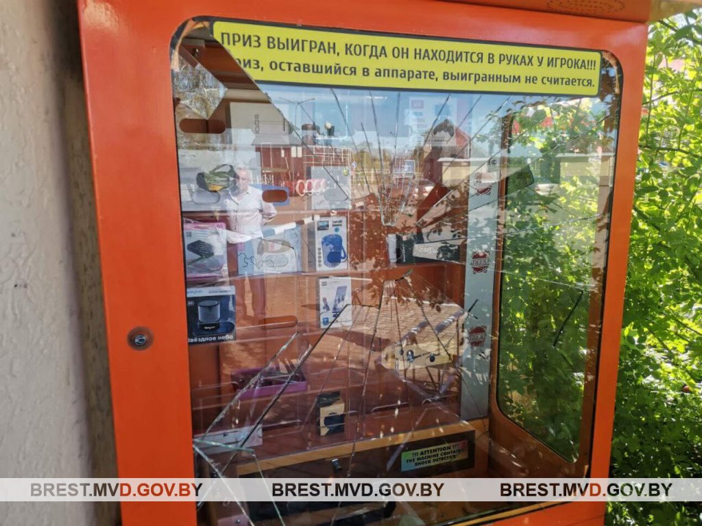 В Барановичcком районе неизвестные повредили игровой автомат