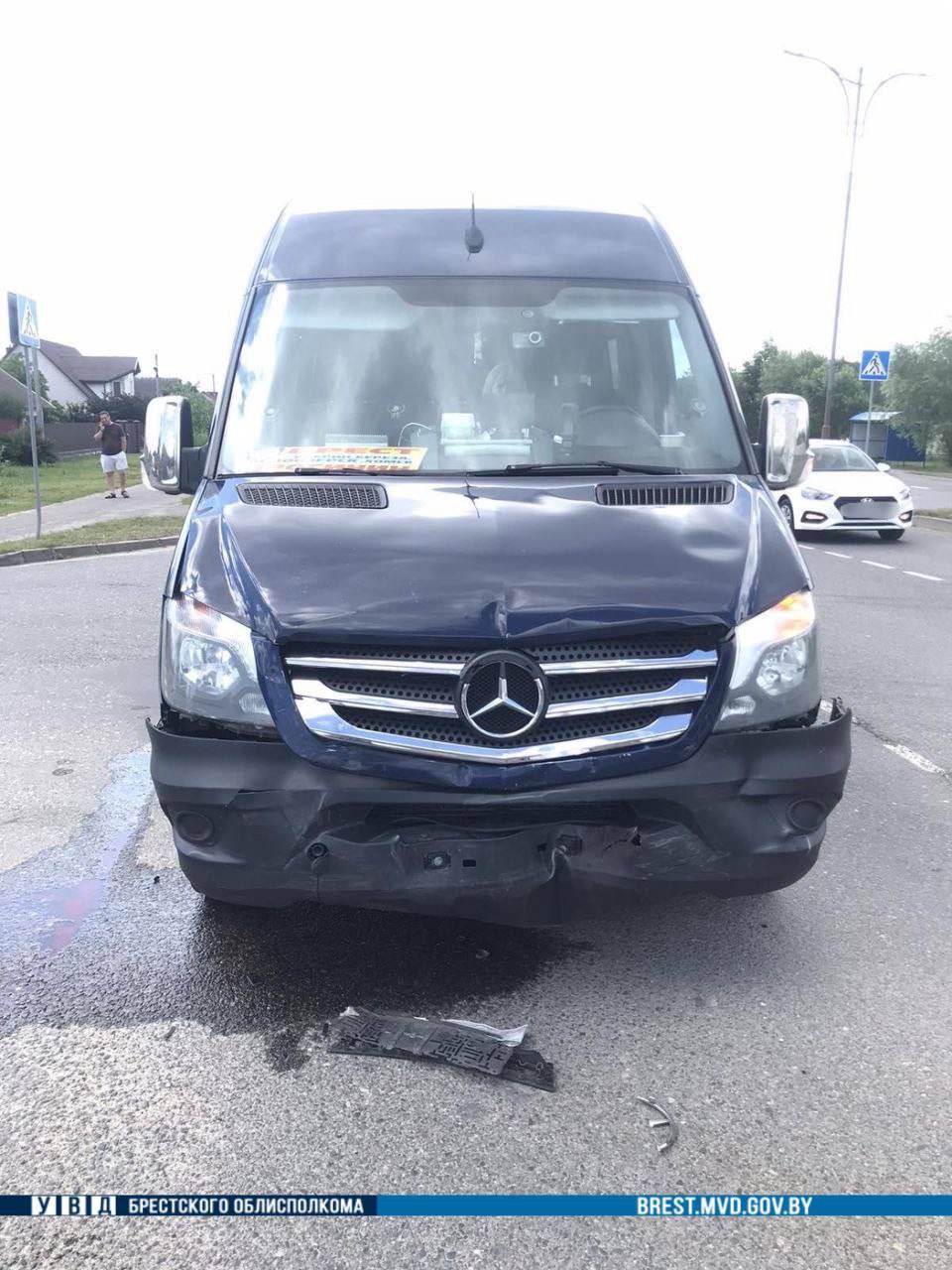 В Кобрине водитель Volkswagen не уступила дорогу микроавтобусу с пассажирами