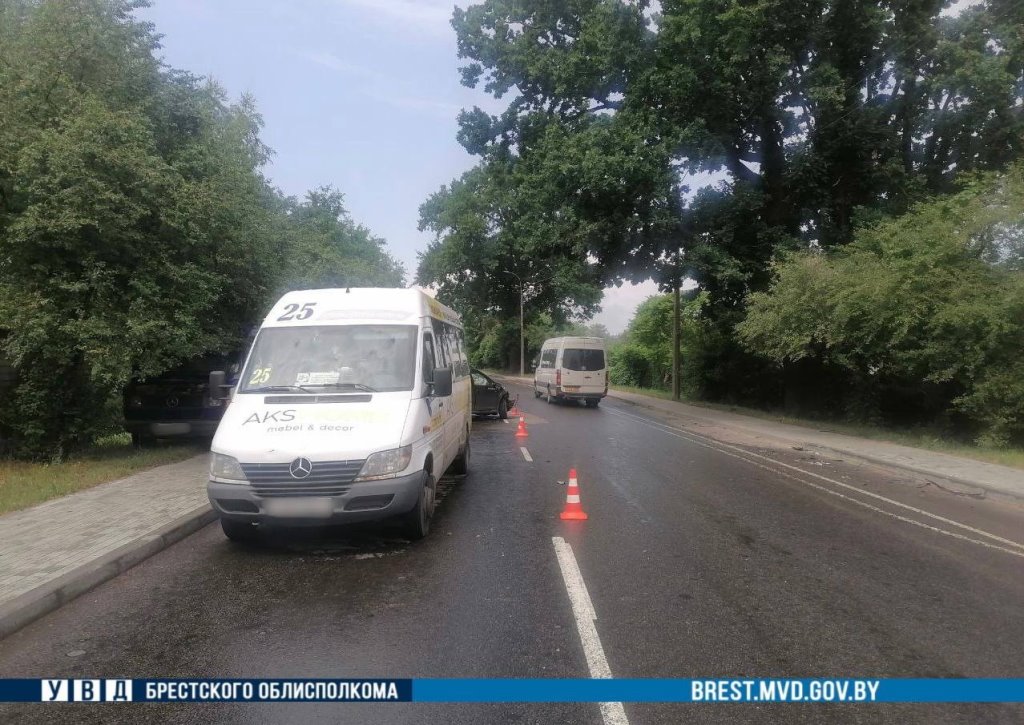 В Бресте произошло ДТП с участием легковушки и двух маршруток