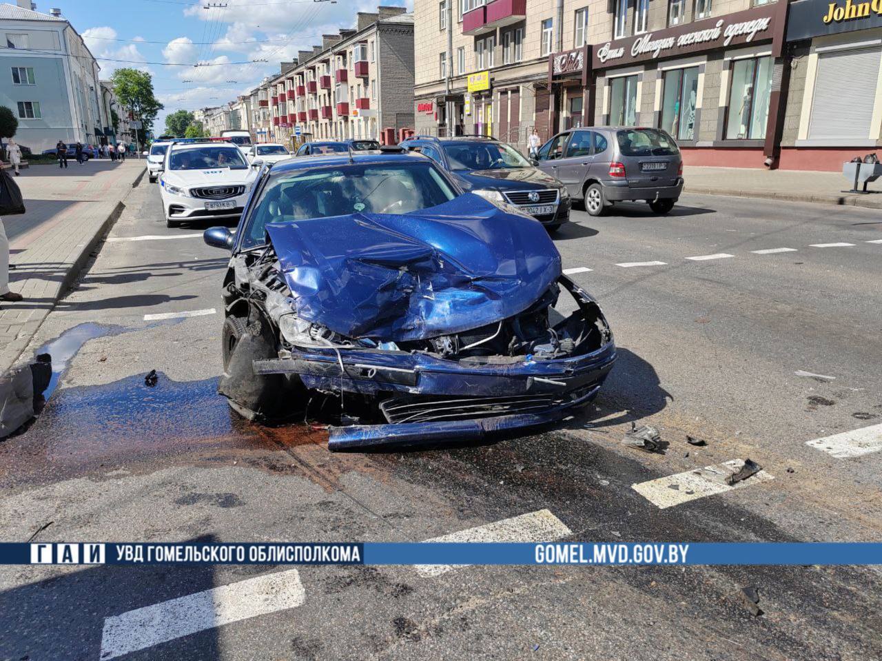 В Гомеле легковушку после аварии отбросило на тротуар в пешехода. Есть видео