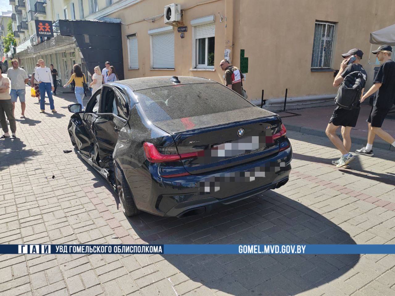 В Гомеле легковушку после аварии отбросило на тротуар в пешехода. Есть видео