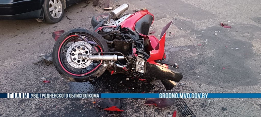 В Сморгони мотоциклист на огромной скорости влетел в бок легковушке. Жуткое видео