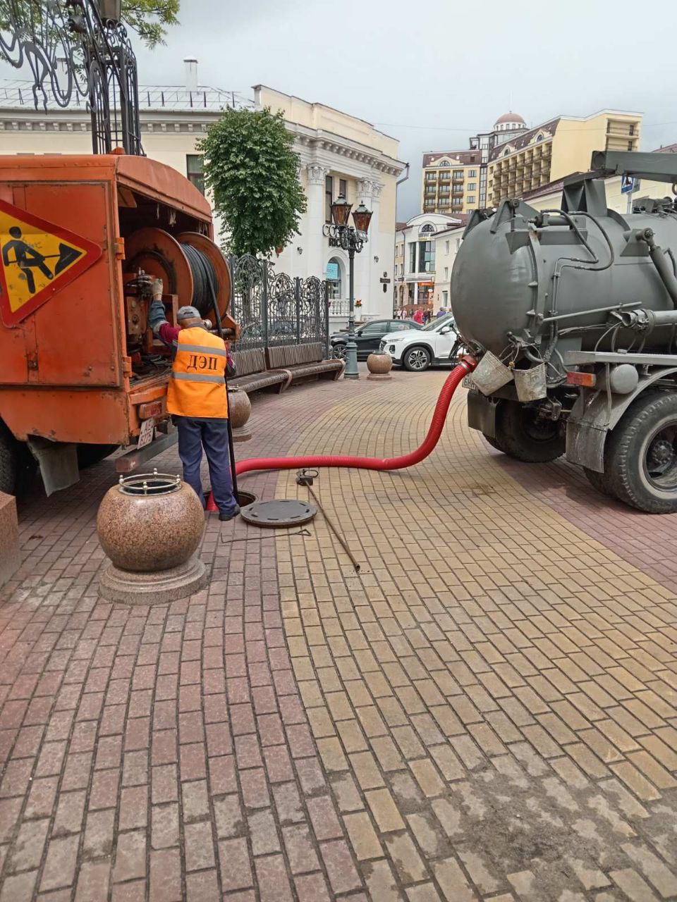 В Бресте специалисты провели дополнительную очистку сетей дождевой канализации в проблемных точках улиц
