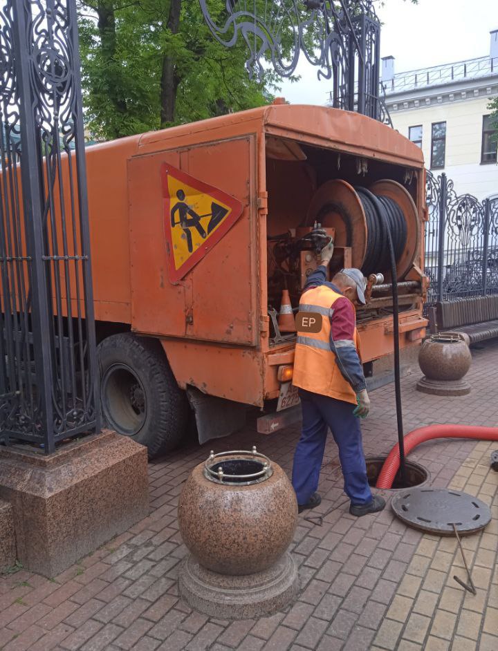 В Бресте специалисты провели дополнительную очистку сетей дождевой канализации в проблемных точках улиц