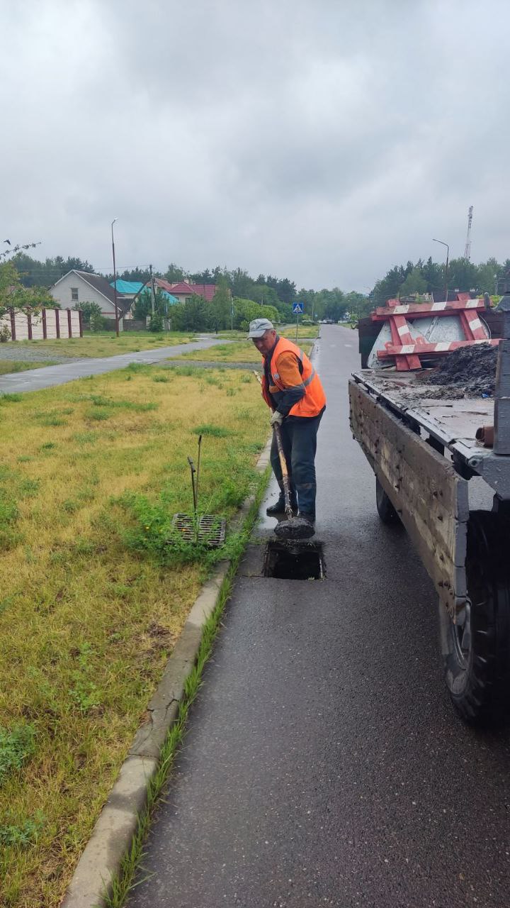 В Бресте специалисты провели дополнительную очистку сетей дождевой канализации в проблемных точках улиц