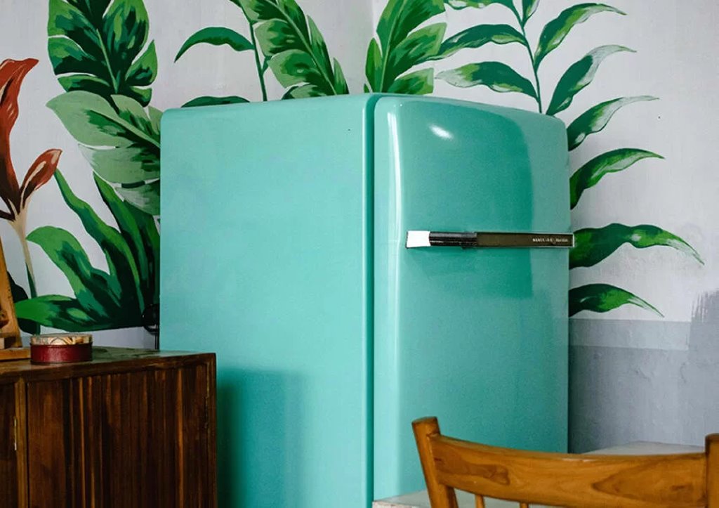 «Холодильник полетел в окно». Белорусы поделились забавными историями со студенческих времен