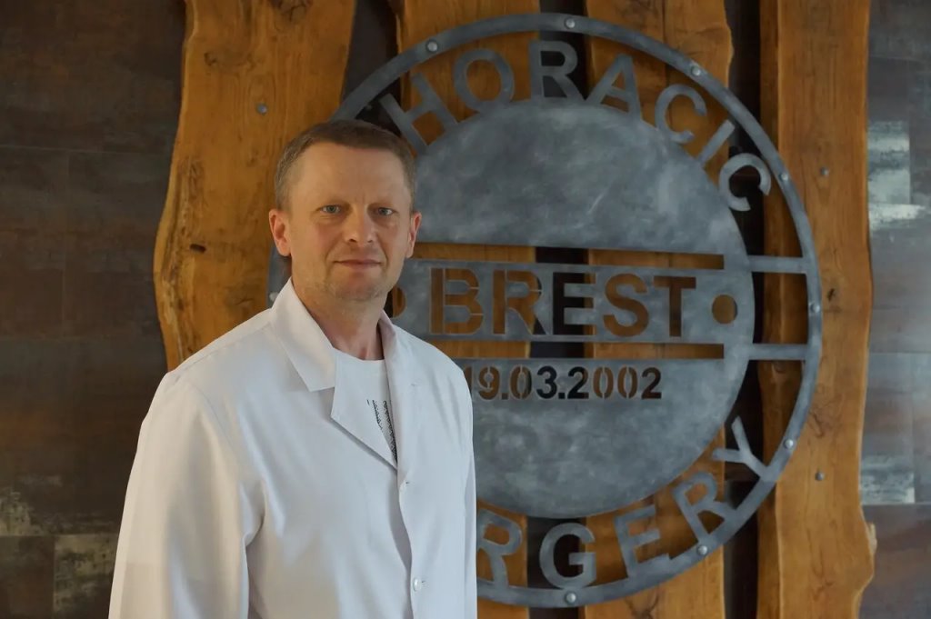 Не только слышал, но и видел, как бьётся сердце в груди. Знакомимся с хирургом из Бреста