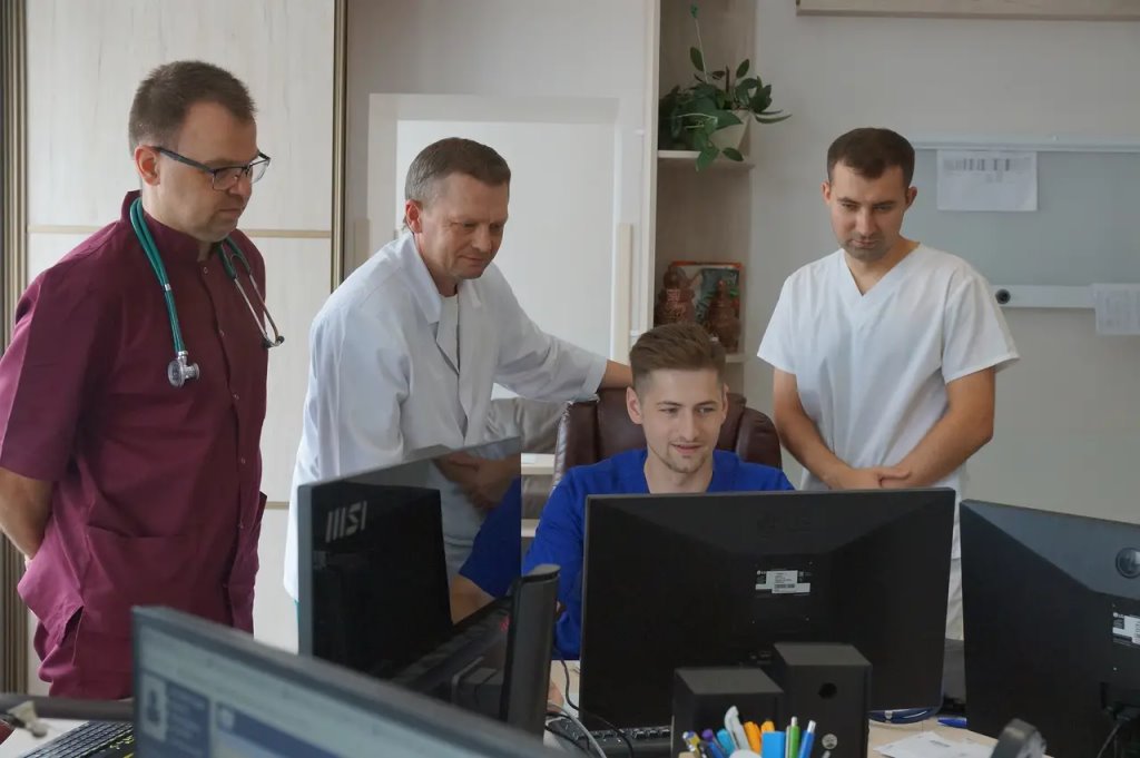 Не только слышал, но и видел, как бьётся сердце в груди. Знакомимся с хирургом из Бреста