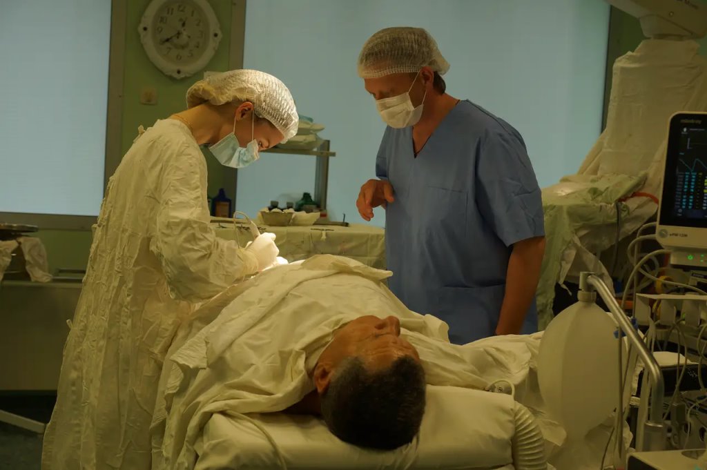 Не только слышал, но и видел, как бьётся сердце в груди. Знакомимся с хирургом из Бреста