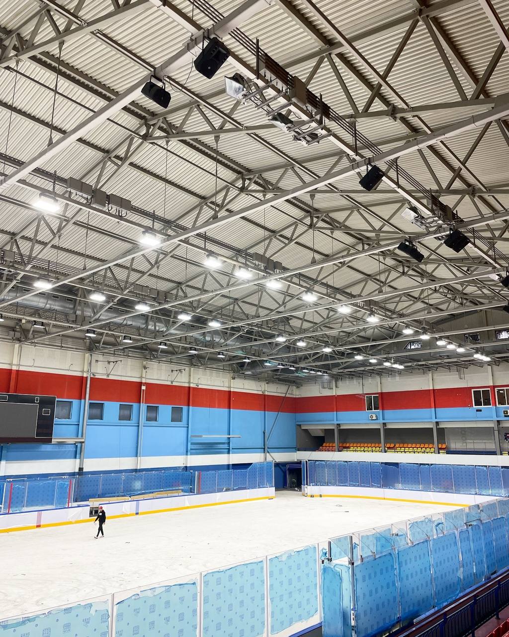 70 новых светодиодных прожекторов установлено на арене в Ледовом Бреста