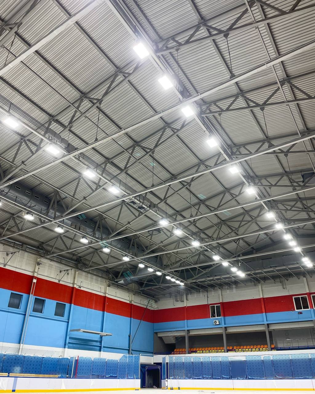 70 новых светодиодных прожекторов установлено на арене в Ледовом Бреста