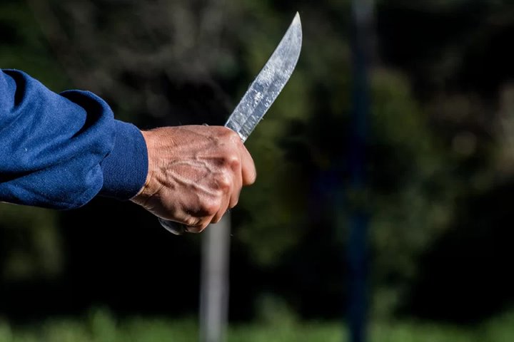 В Беларуси мужчина ради забавы решил разыграть сцену из сериала и стал угрожать прохожему ножом