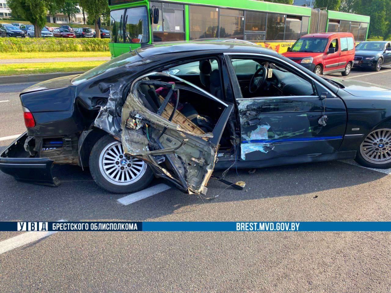 В Бресте BMW с пьяным бесправником врезался автобус