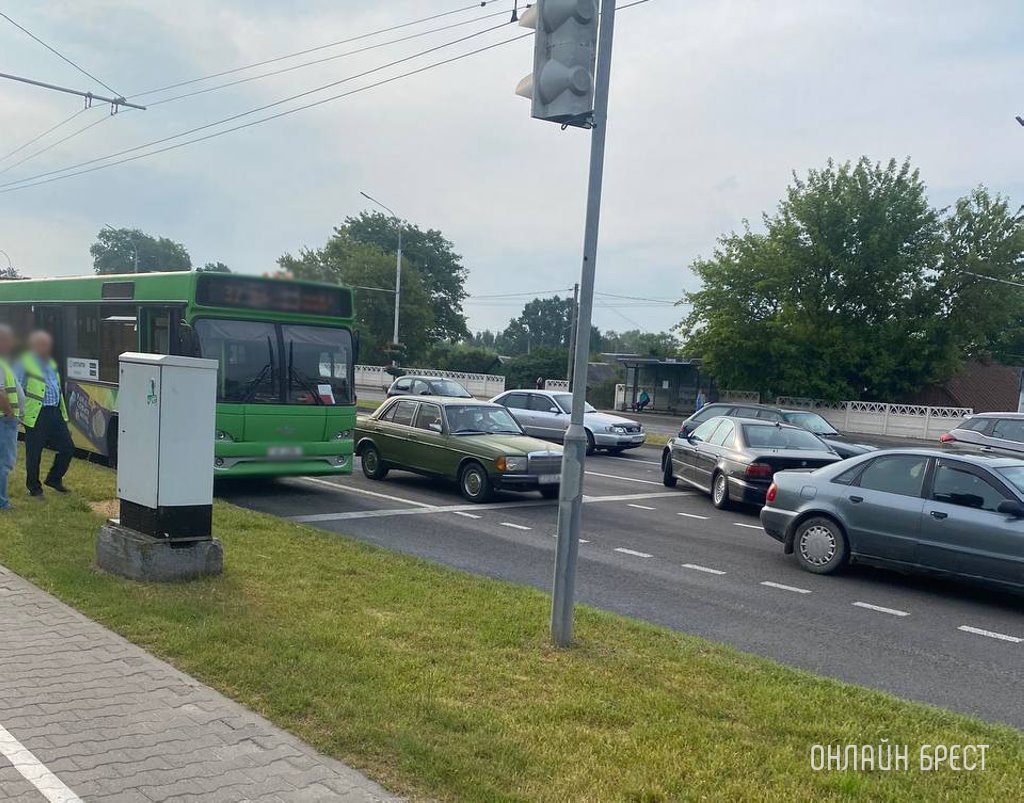 В Бресте BMW с пьяным бесправником врезался автобус