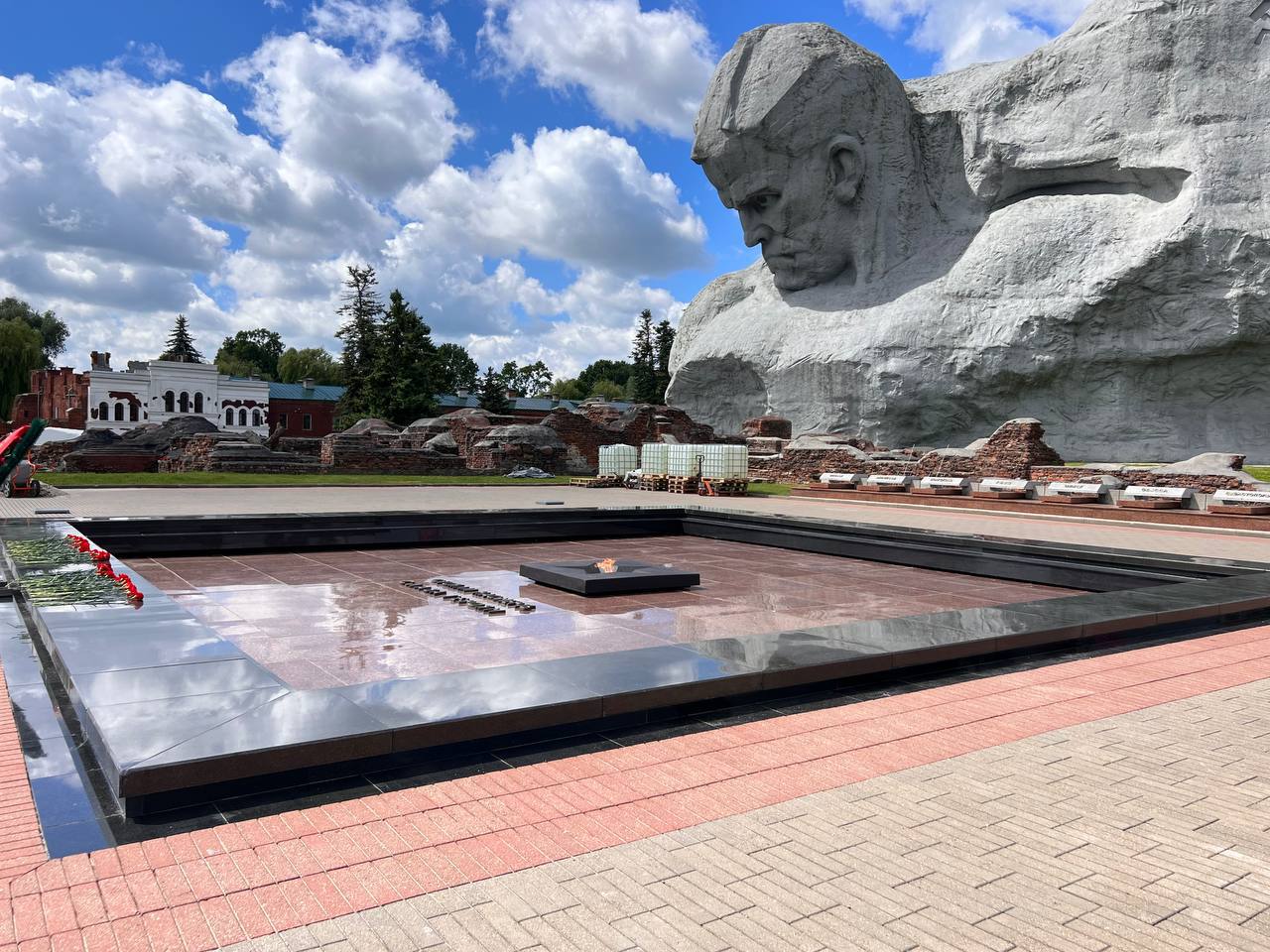 На территории Брестской крепости завершен текущий ремонт и открыт доступ к Вечному огню.