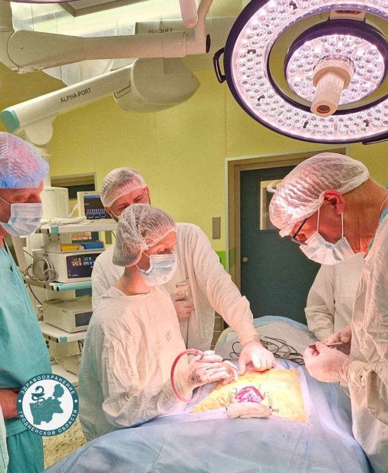 Медики Беларуси провели уникальную операцию на позвоночнике ребенка, выпавшего с восьмого этажа