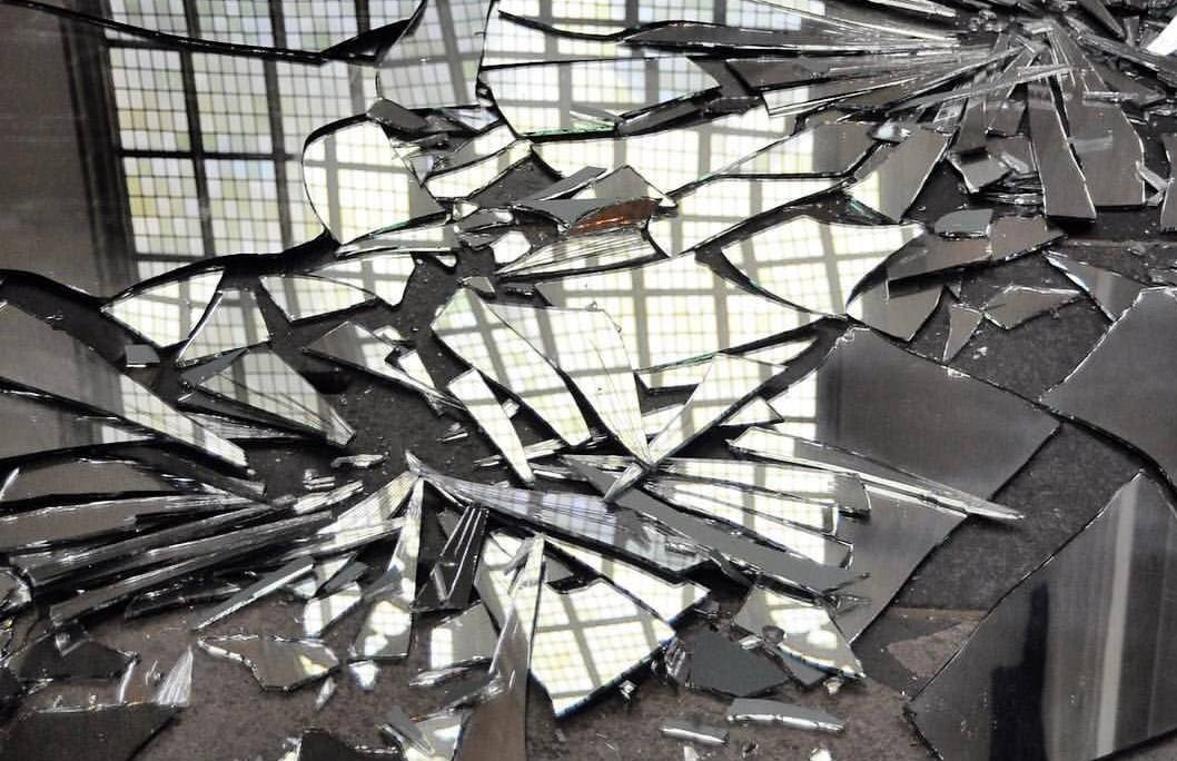 В Гродно в магазине на годовалого ребенка упало зеркало. Малышку проводится операция