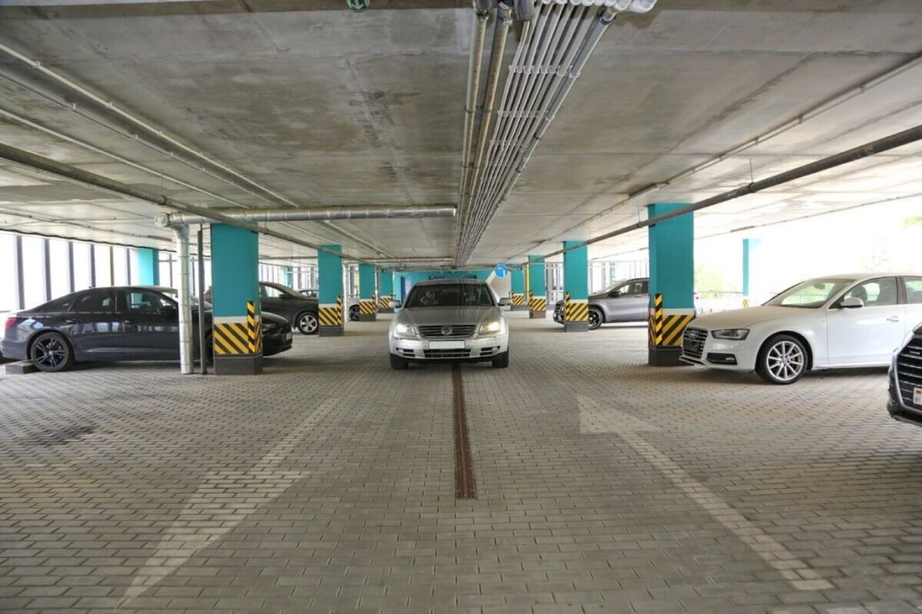 Мужчина разбил авто из-за скользкого покрытия на паркинге. Что решил суд?