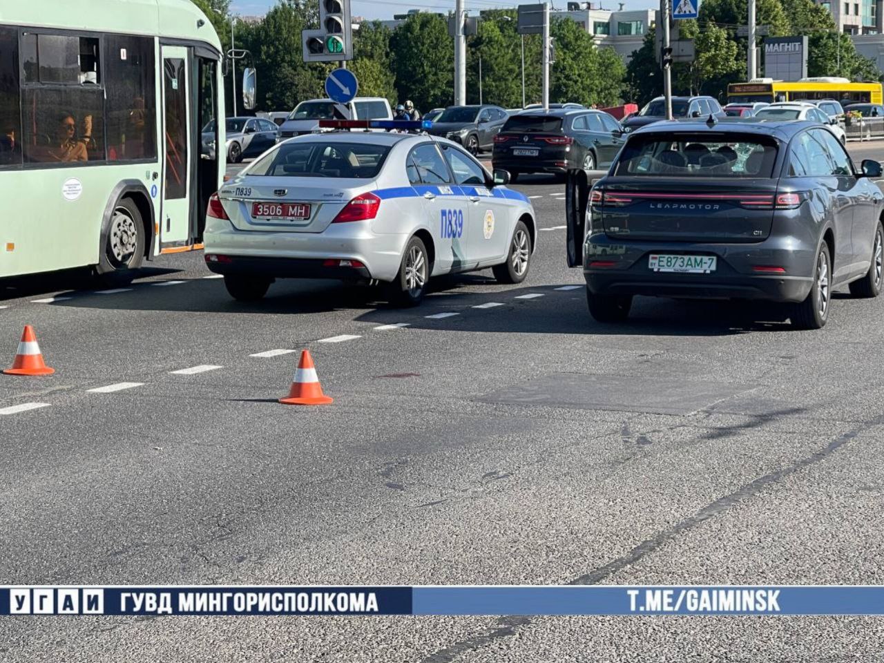 Перебегал дорогу на красный свет. В Минске водитель жестко сбил подростка