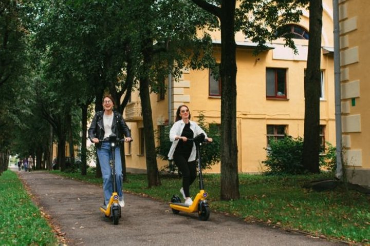 В каком случае можно ездить на электросамокате вдвоем, рассказали в ГАИ