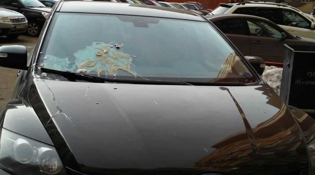 В Гродно женщина разбила яйца об автомобиль и оставила записку с угрозами