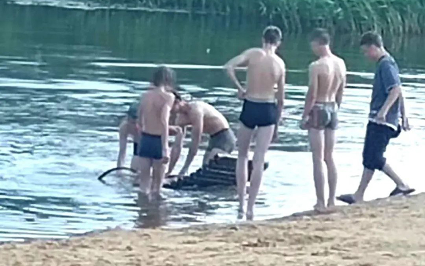 Милиция вычислила подростков, затянувших шезлонги на пляже города Барановичи в воду