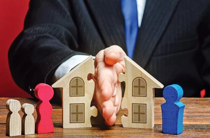 Бывший супруг требует выплатить ему половину стоимости жилья, купленного в браке. Законно ли это