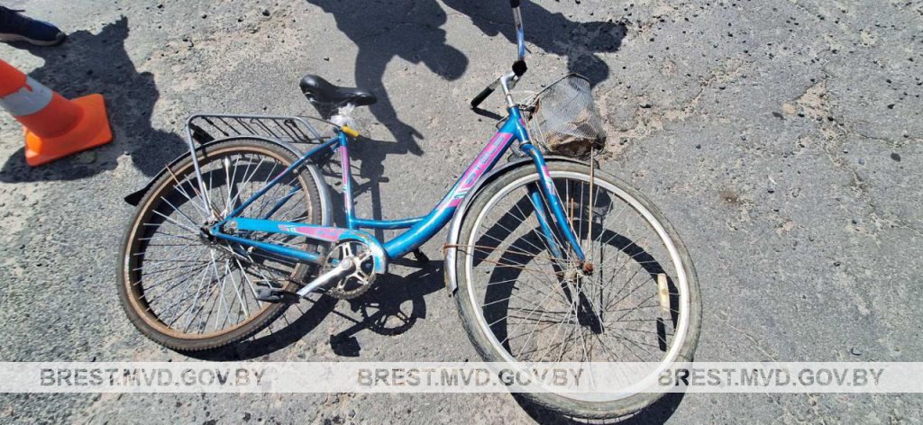 Водитель фуры насмерть сбил 61-летнюю велосипедистку в Пружанском районе