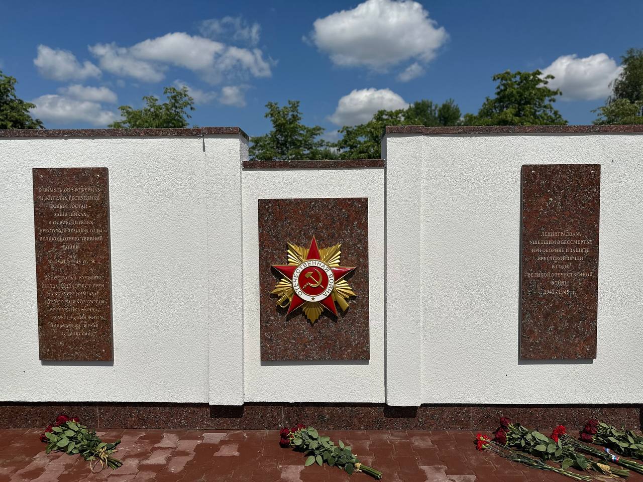 В Бресте состоялось открытие двух информационных досок на Аллее Памяти на Гарнизонном кладбище