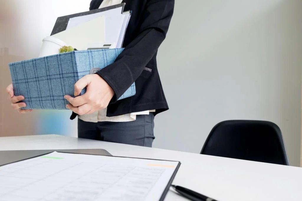 Работница ушла на долгий больничный, а ее уволили без предупреждения. Как это возможно?