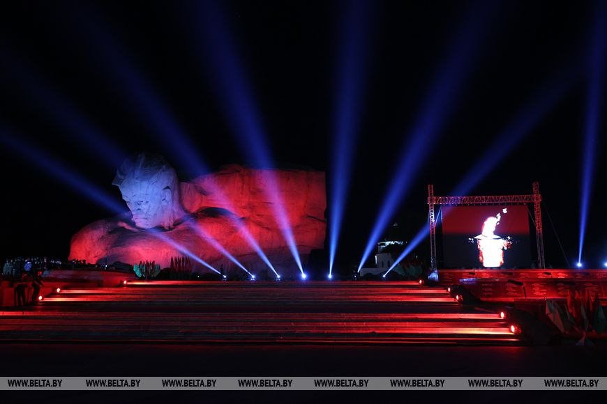 Митинг-реквием «Памяти павших - будьте достойны!» проходит в эти минуты в мемориальном комплексе «Брестская крепость-герой»