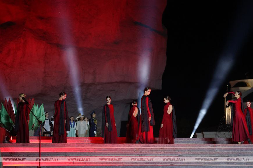 Митинг-реквием «Памяти павших - будьте достойны!» проходит в эти минуты в мемориальном комплексе «Брестская крепость-герой»